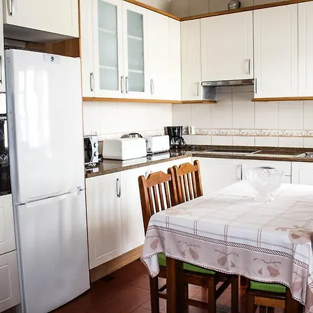 4 Bedrooom With Gated Pool Located Between Olhas Da Agua And Albuferia