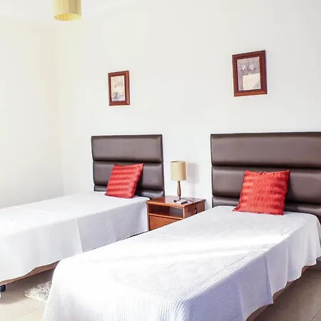 Villa 4 Bedrooom With Gated Pool Located Between Olhas Da Agua And Albuferia