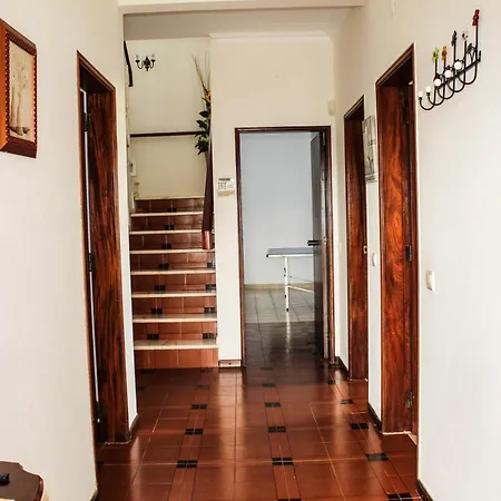4 Bedrooom With Gated Pool Located Between Olhas Da Agua And Albuferia *